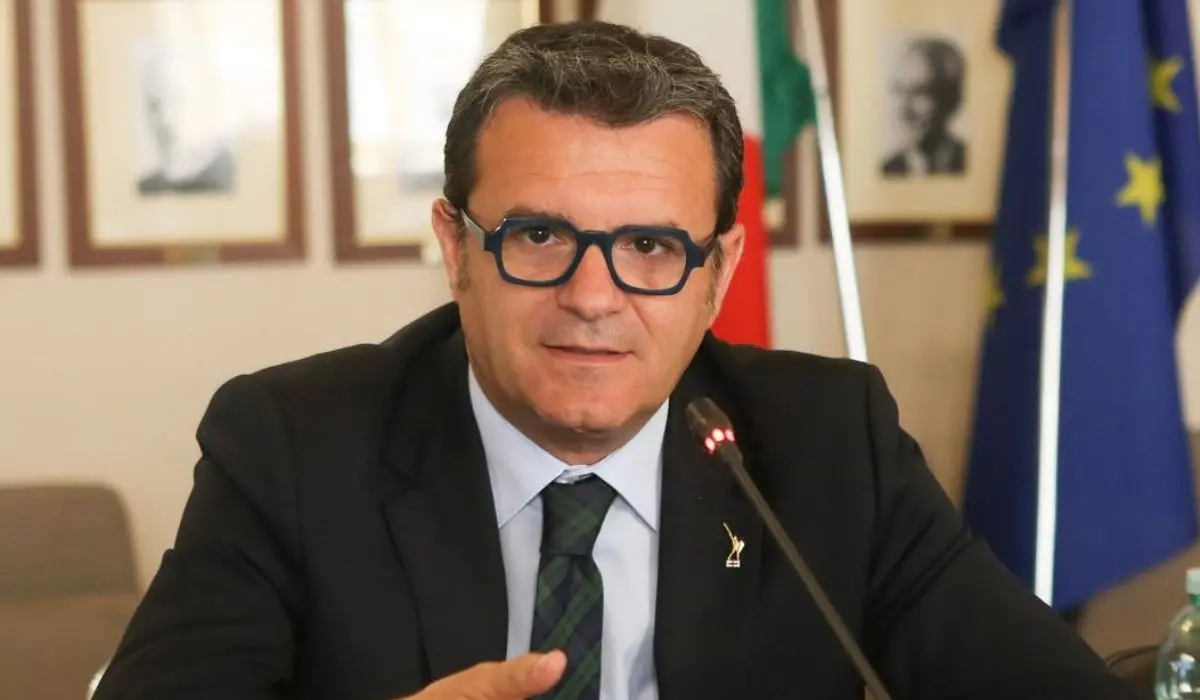 Corigliano Rossano, docente aggredito da uno studente per un voto basso: arriva la solidarietà di un senatore della Lega