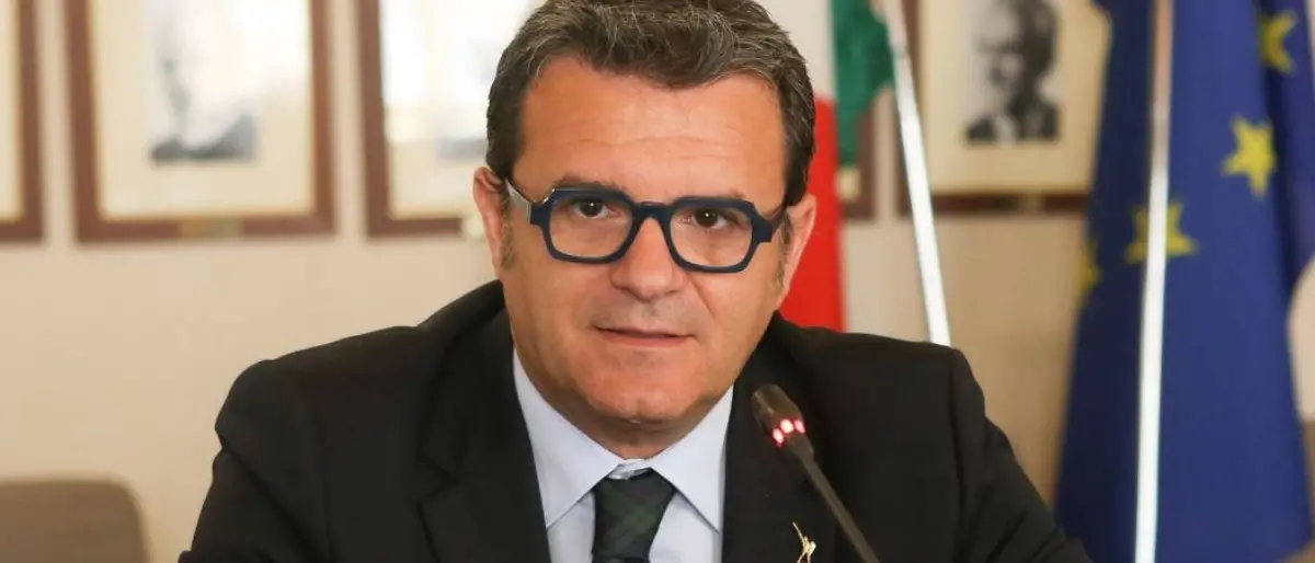 Corigliano Rossano, docente aggredito da uno studente per un voto basso: arriva la solidarietà di un senatore della Lega