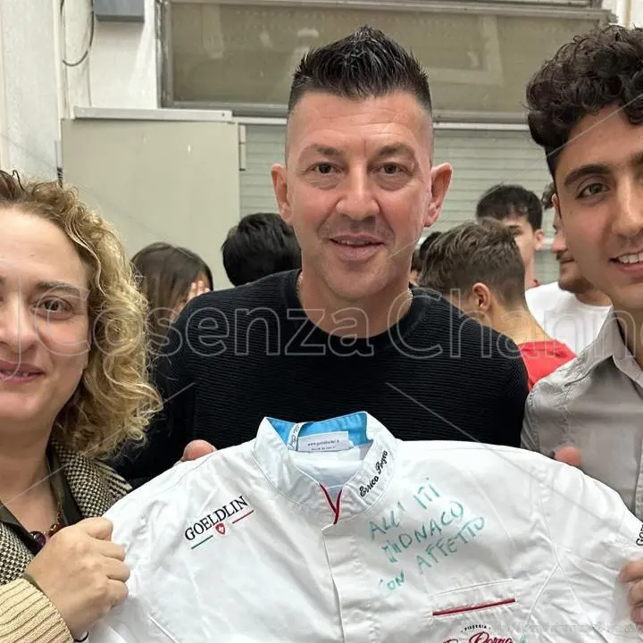 Errico Porzio a Cosenza accolto dall'entusiasmo degli studenti del \"Monaco\". «Credo nel Sud» | FOTO