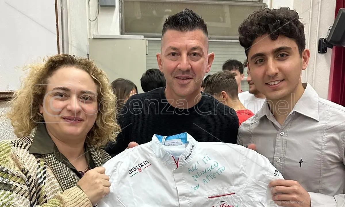 Errico Porzio a Cosenza accolto dall'entusiasmo degli studenti del \"Monaco\". «Credo nel Sud» | FOTO