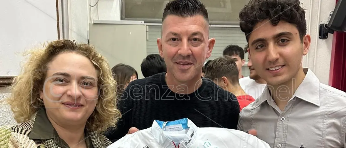 Errico Porzio a Cosenza accolto dall'entusiasmo degli studenti del \"Monaco\". «Credo nel Sud» | FOTO