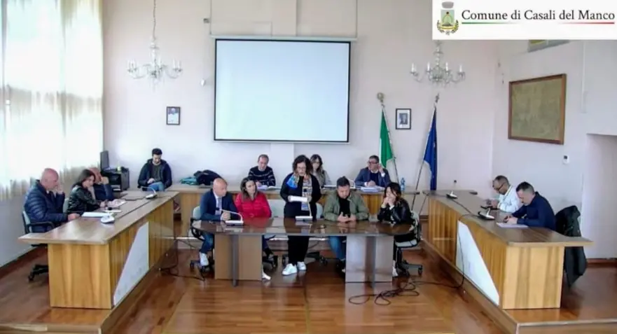 Casali del Manco, il rendiconto economico va per le lunghe. Seduta rinviata