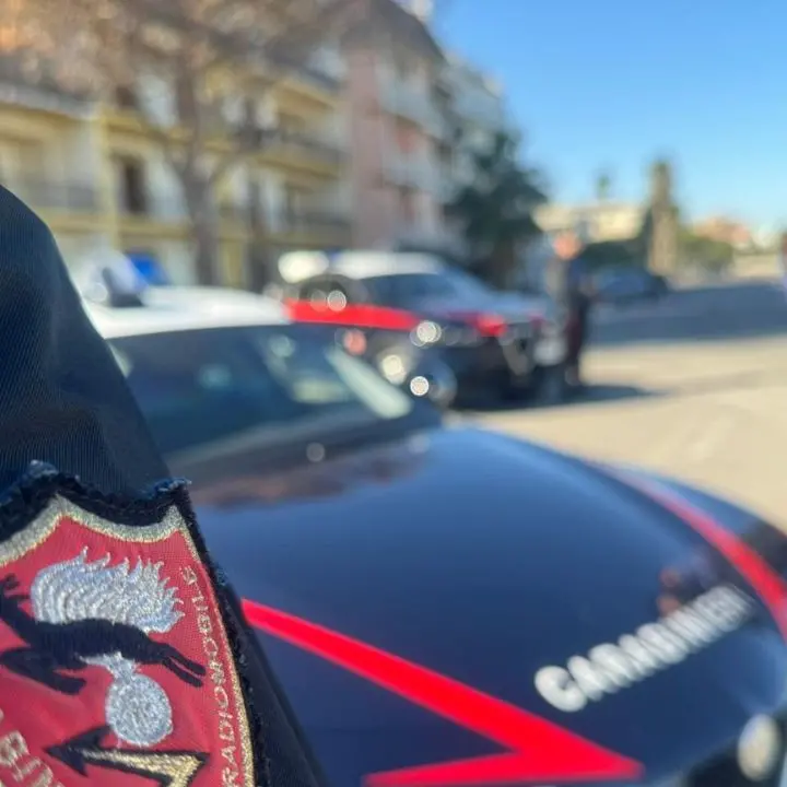 Evade per incendiare l'auto della madre dell'ex fidanzata, arrestato 22enne a Corigliano Rossano