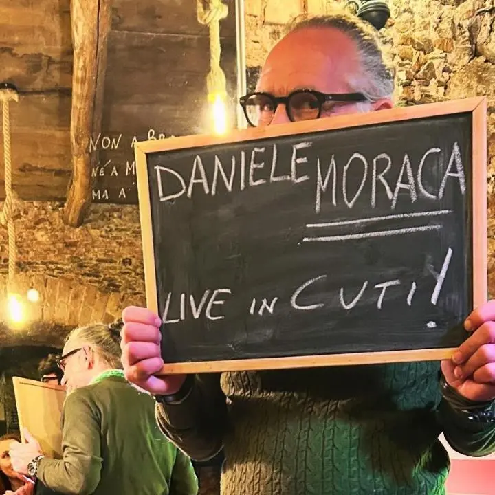 Daniele Moraca, il cantautore calabrese riparte dalla biblioteca di Cuti