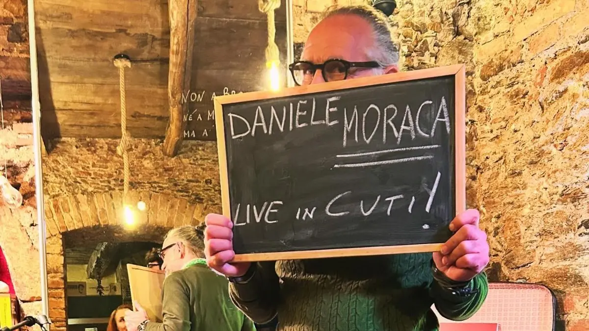 Daniele Moraca, il cantautore calabrese riparte dalla biblioteca di Cuti