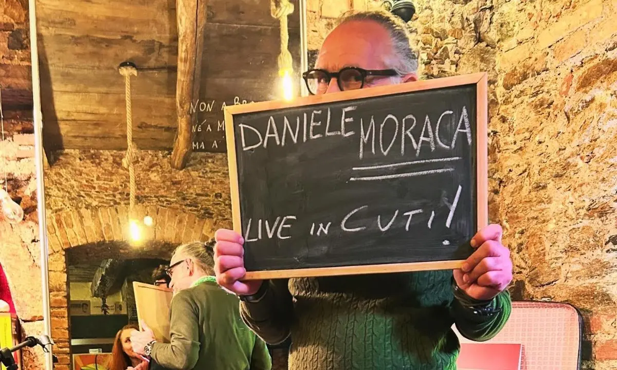 Daniele Moraca, il cantautore calabrese riparte dalla biblioteca di Cuti