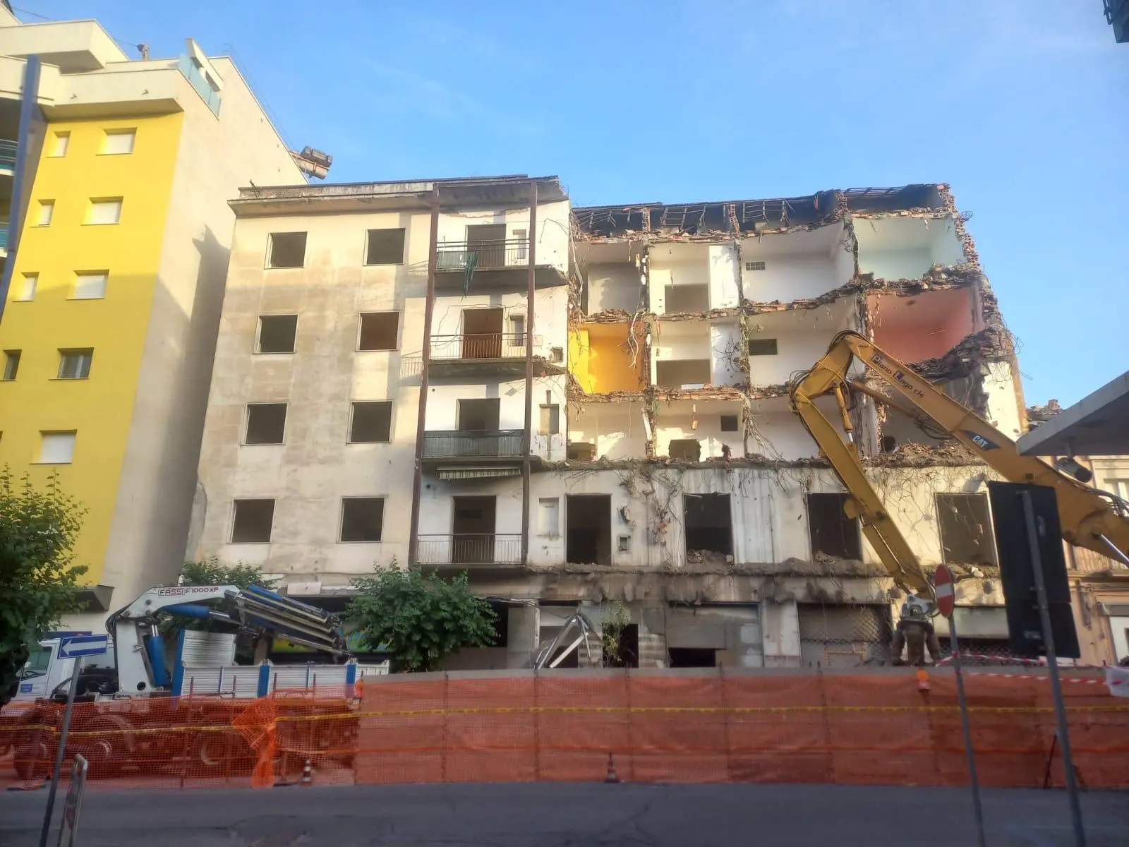 Abbattimento di un edificio su Corso Umberto, l'appello di sette associazioni: «Stop ecomostri»