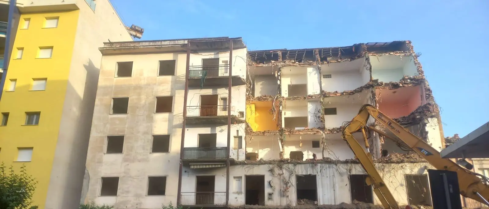 Abbattimento di un edificio su Corso Umberto, l'appello di sette associazioni: «Stop ecomostri»