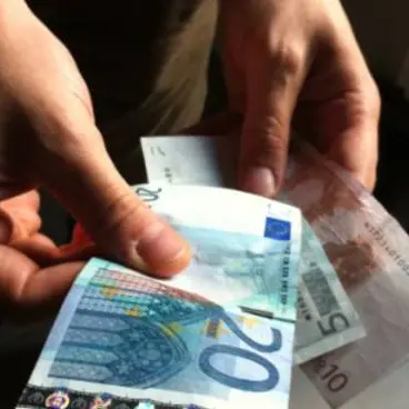 Corigliano Rossano, faceva shopping con banconote false. Arrestata una 33enne