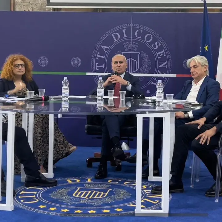 A Cosenza il festival della Poesia, il sindaco Caruso: «Diamo voce alle nostre origini»