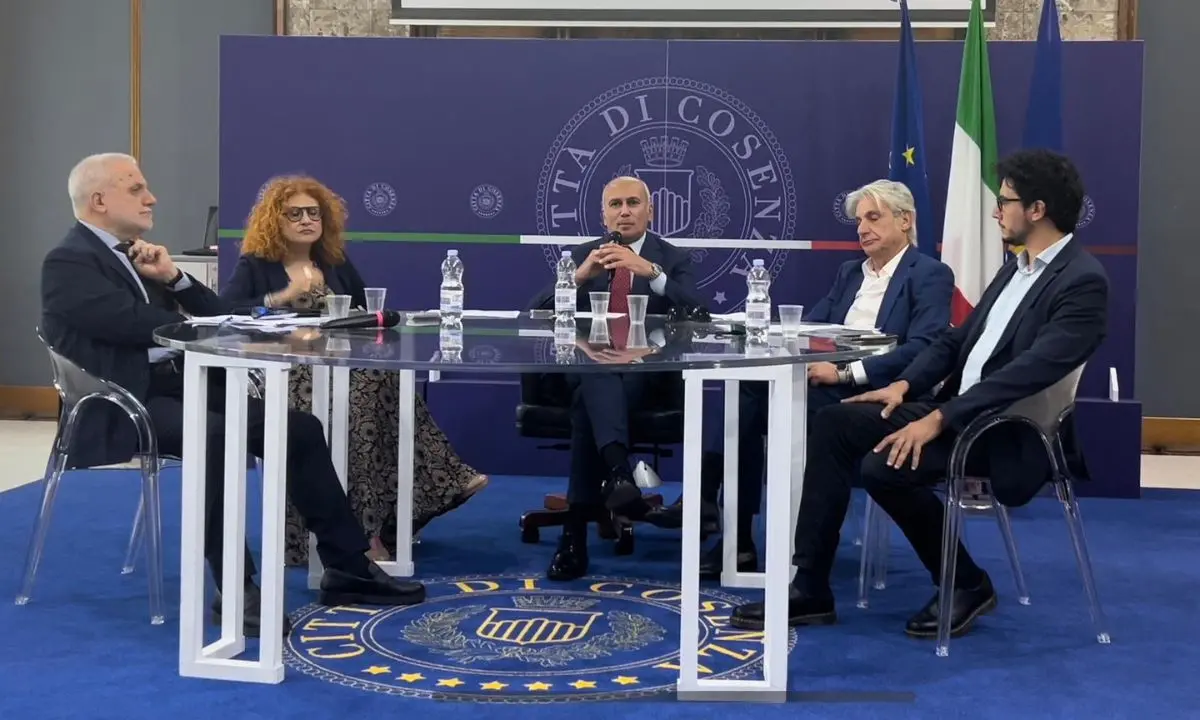A Cosenza il festival della Poesia, il sindaco Caruso: «Diamo voce alle nostre origini»