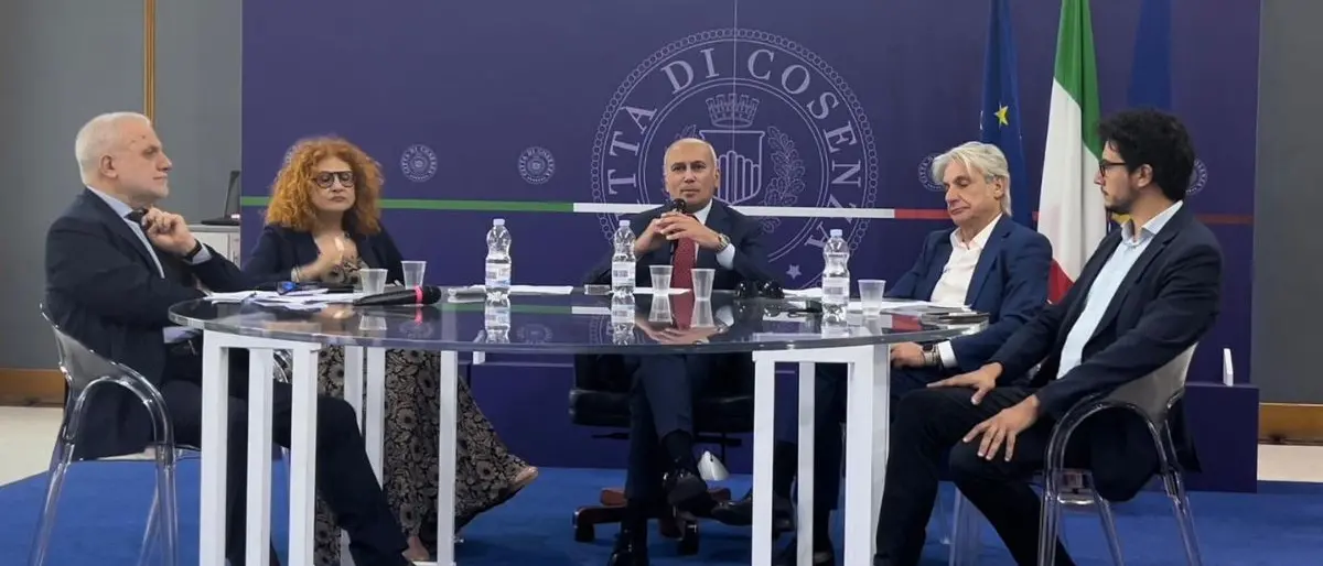 A Cosenza il festival della Poesia, il sindaco Caruso: «Diamo voce alle nostre origini»