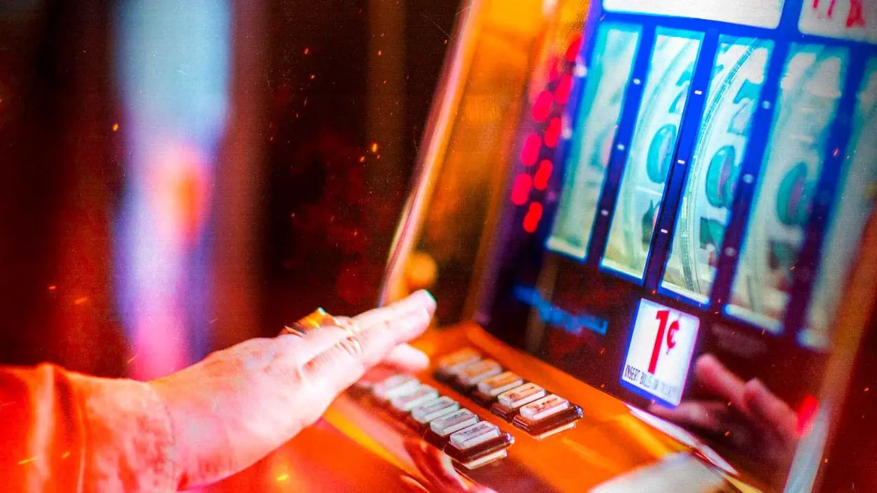 Blitz contro le slot truccate: sequestri e indagini in dieci comuni tra cui Cosenza