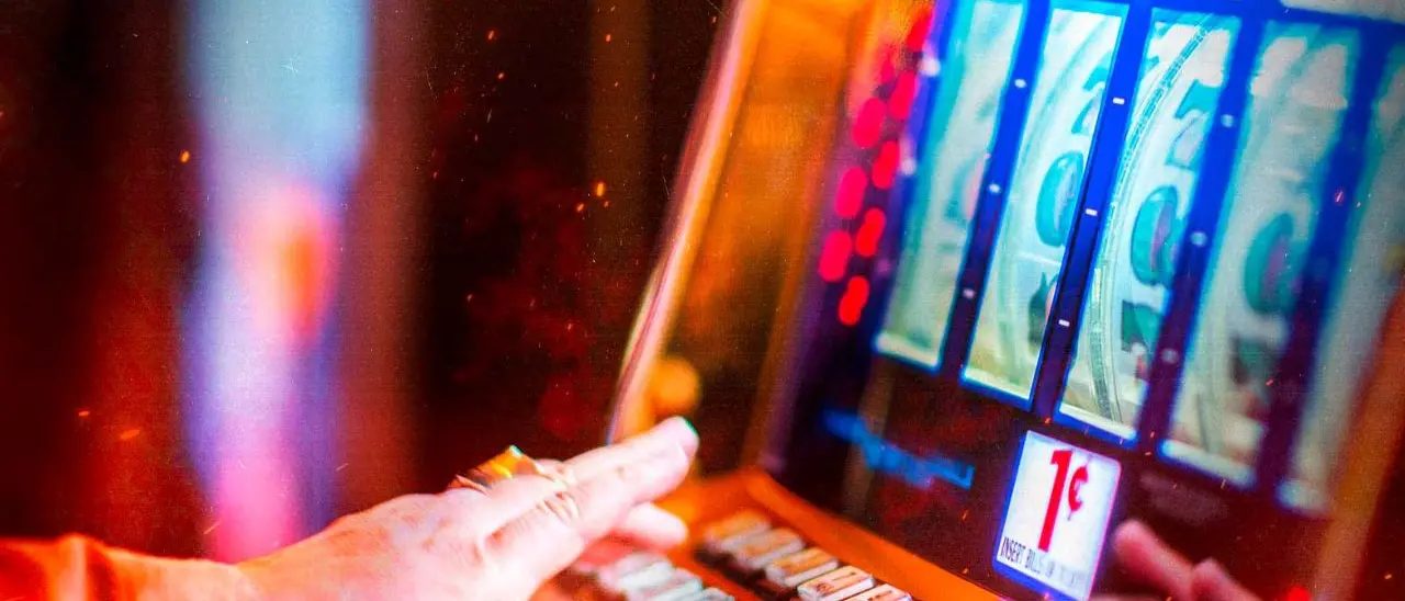 Blitz contro le slot truccate: sequestri e indagini in dieci comuni tra cui Cosenza