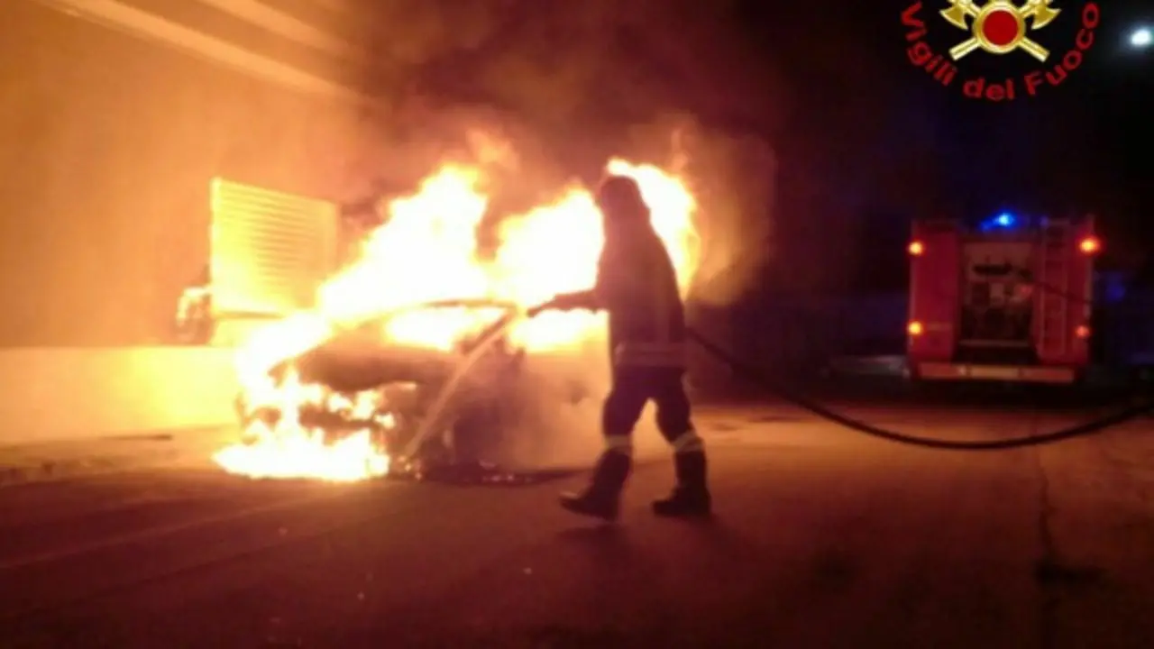 San Lucido, incendio doloso di un'auto