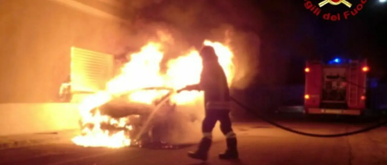 San Lucido, incendio doloso di un'auto