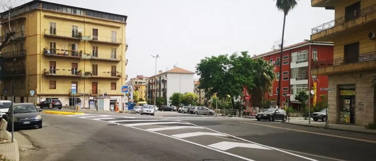 Cosenza, demolita la rotatoria di viale della Repubblica. E De Cicco punzecchia Occhiuto