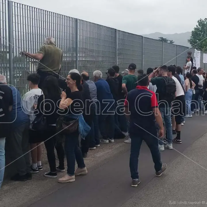 Real Cosenza-Acri, spareggio a porte chiuse. Tribuna inagibile, protestano i fan rossoneri