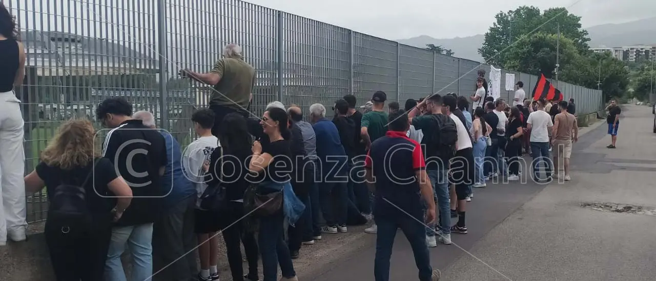 Real Cosenza-Acri, spareggio a porte chiuse. Tribuna inagibile, protestano i fan rossoneri