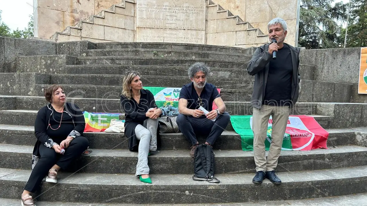 Nichi Vendola a Cosenza: con Maria Pia Funaro discute di Mezzogiorno, diritti e guerra