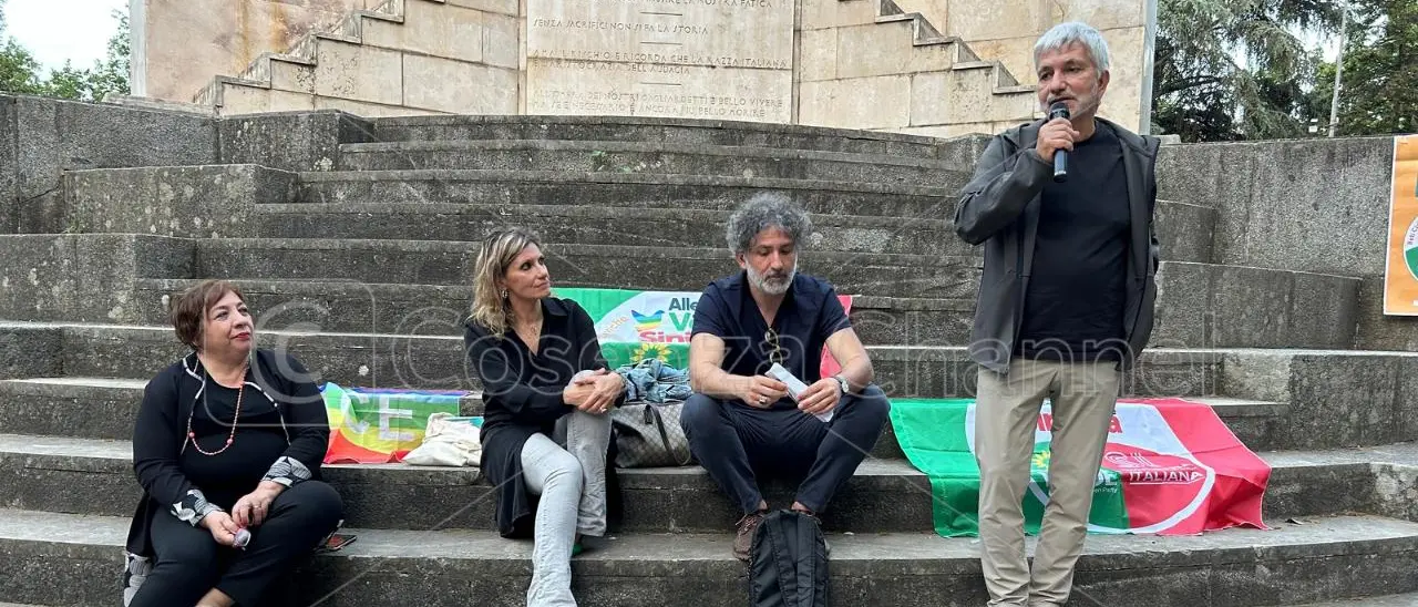 Nichi Vendola a Cosenza: con Maria Pia Funaro discute di Mezzogiorno, diritti e guerra