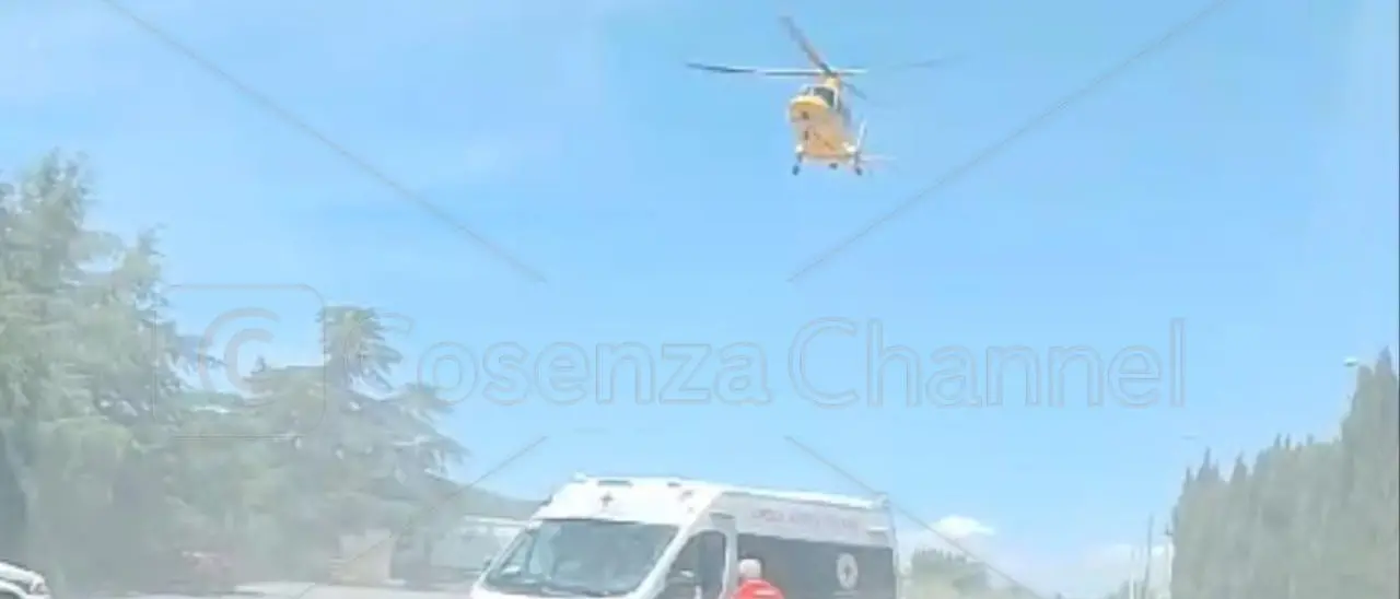 Acri, operaio cade da una scala e sbatte la testa: arriva l'elisoccorso