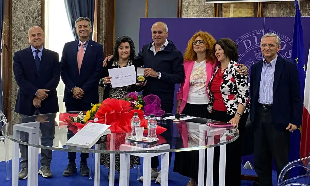 Il \"Sigillo d'oro\" della città di Cosenza a Sandra Costanzo, le parole di Caruso