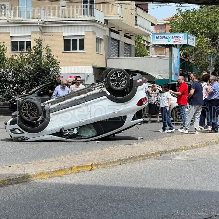 Cosenza, spaventoso incidente vicino Piazza Zumbini: scontro tra due auto