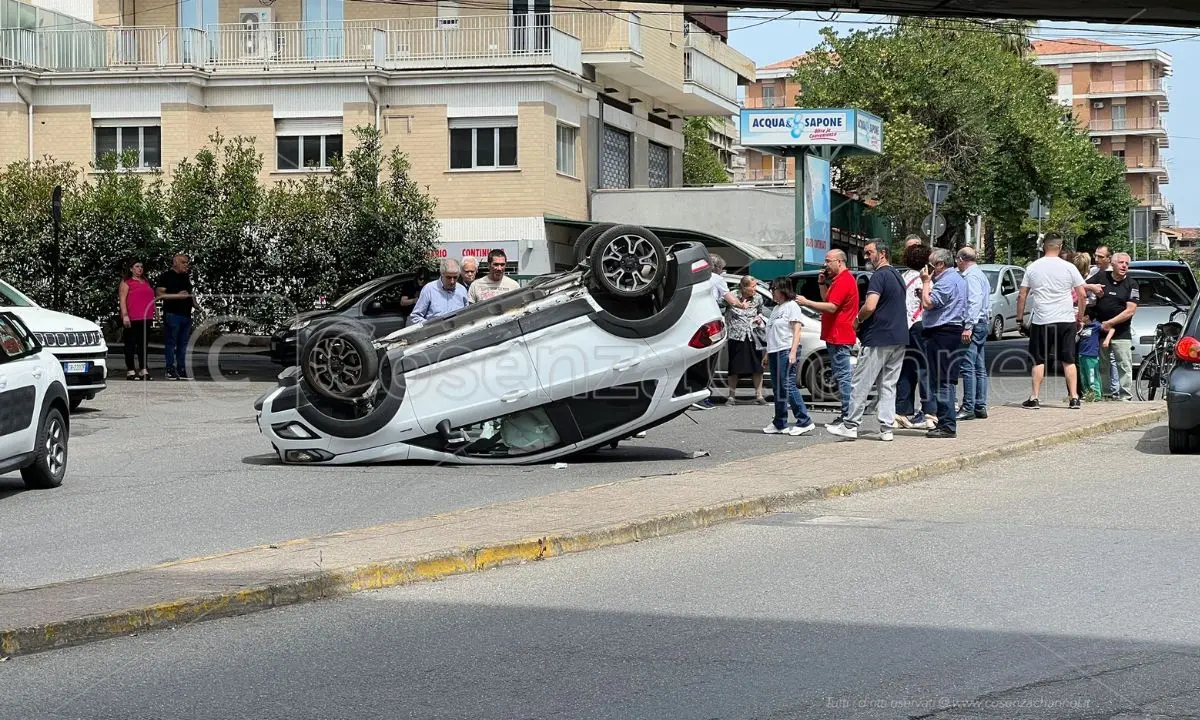 Cosenza, spaventoso incidente vicino Piazza Zumbini: scontro tra due auto