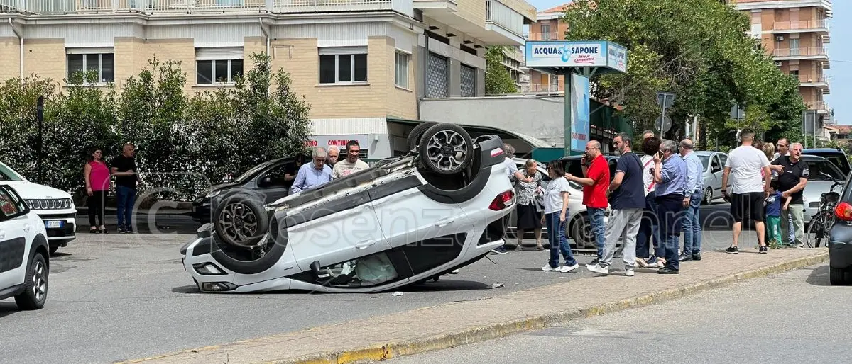 Cosenza, spaventoso incidente vicino Piazza Zumbini: scontro tra due auto