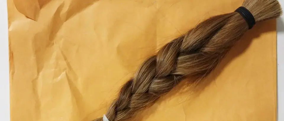 Paola, continua l'impegno per aiutare le donne che hanno perso i capelli per cure mediche