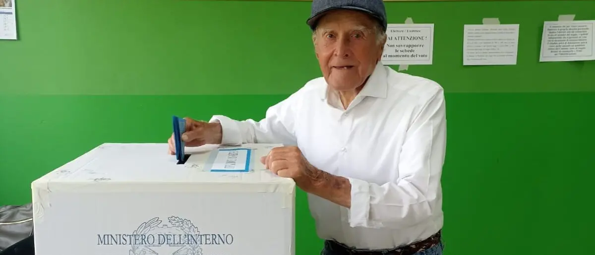 Aprigliano, la storia di Corrado Altomare: a 101 anni continua ad esercitare il suo diritto di voto