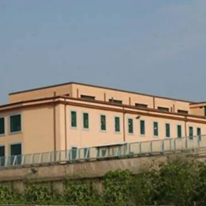 Cosenza, erano in carcere ma parlavano al cellulare con le mamme e le fidanzate: sette a processo | NOMI