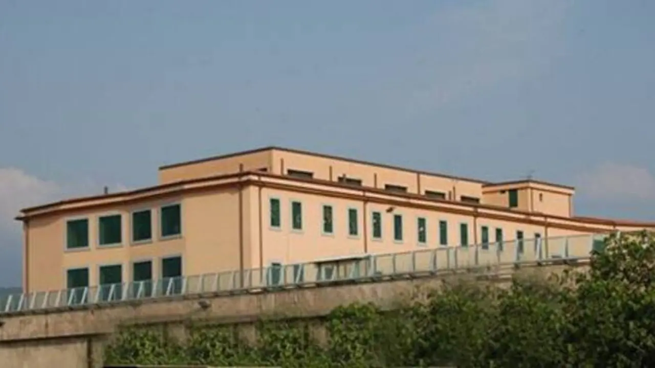 Cosenza, erano in carcere ma parlavano al cellulare con le mamme e le fidanzate: sette a processo | NOMI