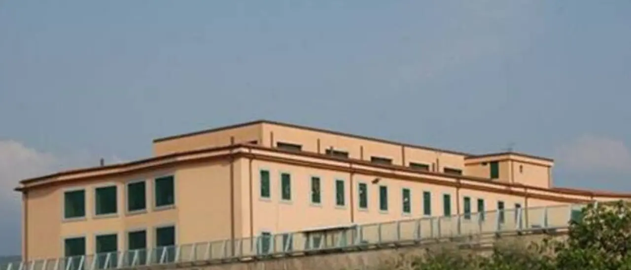 Cosenza, erano in carcere ma parlavano al cellulare con le mamme e le fidanzate: sette a processo | NOMI