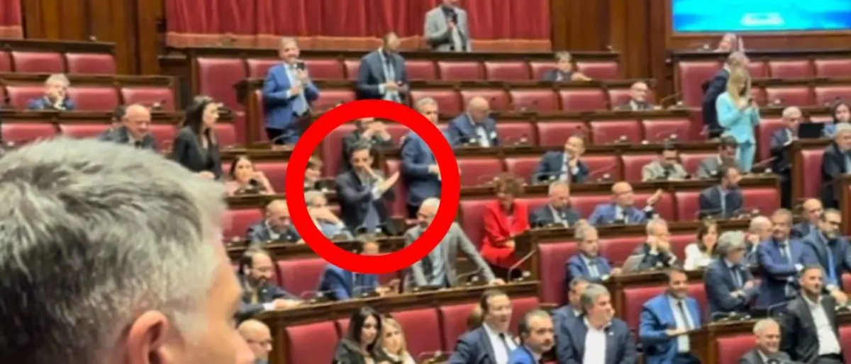 Espulso dalla Camera il deputato calabrese della Lega Domenico Furgiuele, avrebbe fatto il segno della Decima Mas