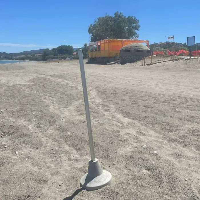 Privato cittadino pulisce la spiaggia di Calopezzati: elogio di Fratelli d'Italia