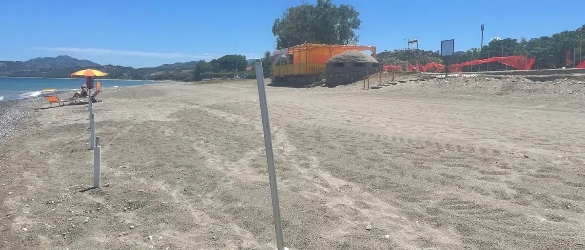 Privato cittadino pulisce la spiaggia di Calopezzati: elogio di Fratelli d'Italia