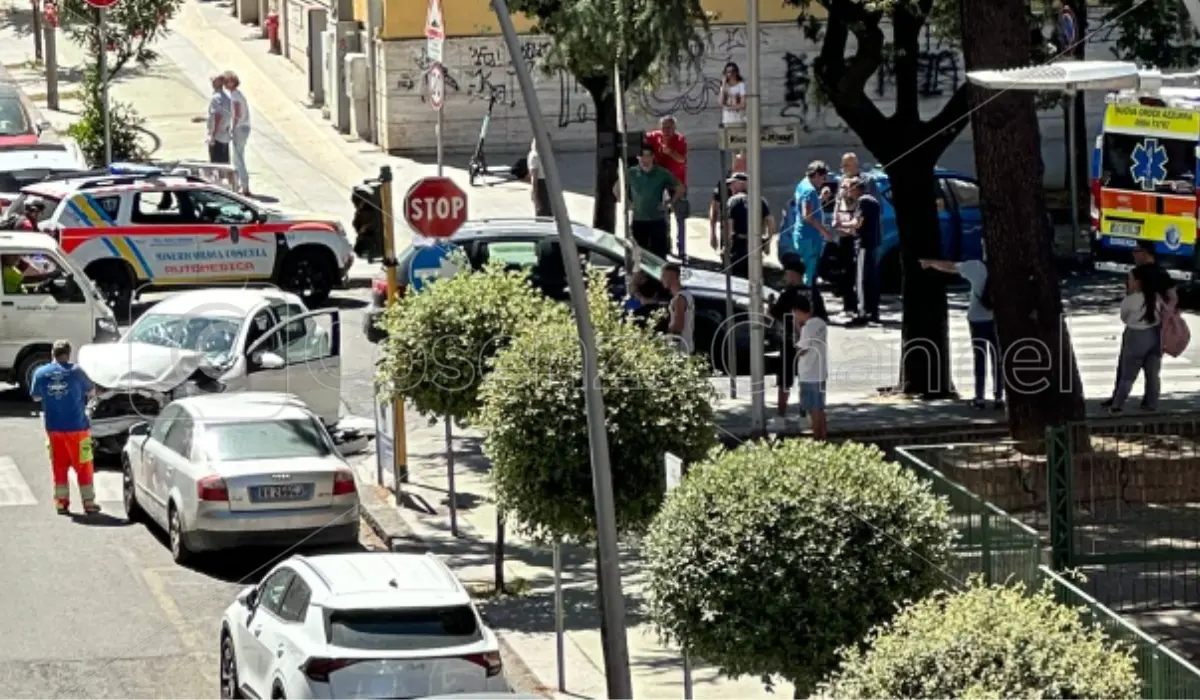 Cosenza, violento impatto tra auto su via Roma. Due ambulanze sul posto