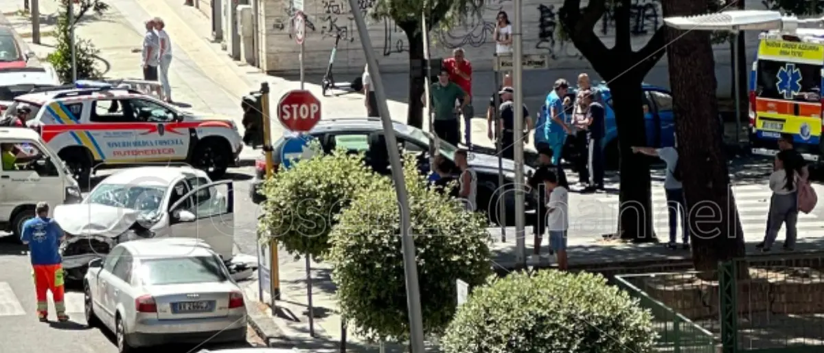 Cosenza, violento impatto tra auto su via Roma. Due ambulanze sul posto