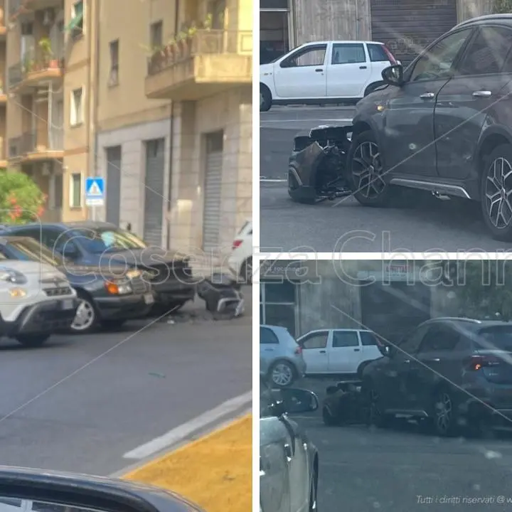 Cosenza, non rispettano la segnaletica e si scontrano. Incidente su via della Repubblica
