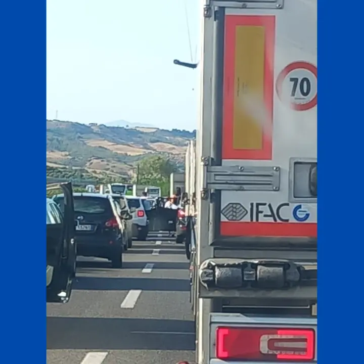 Incidente mortale sulla A2, deceduto un motociclista. Autostrada in tilt tra Torano e Tarsia