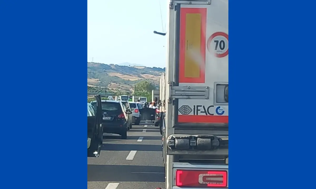 Incidente mortale sulla A2, deceduto un motociclista. Autostrada in tilt tra Torano e Tarsia