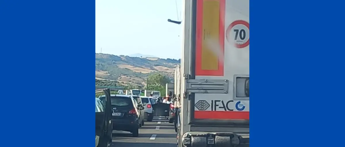 Incidente mortale sulla A2, deceduto un motociclista. Autostrada in tilt tra Torano e Tarsia