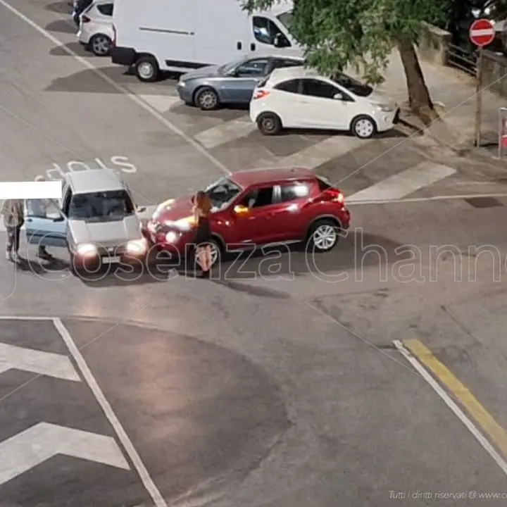 Cosenza, scontro tra due auto in via della Repubblica