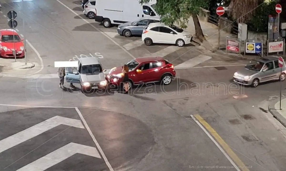 Cosenza, scontro tra due auto in via della Repubblica