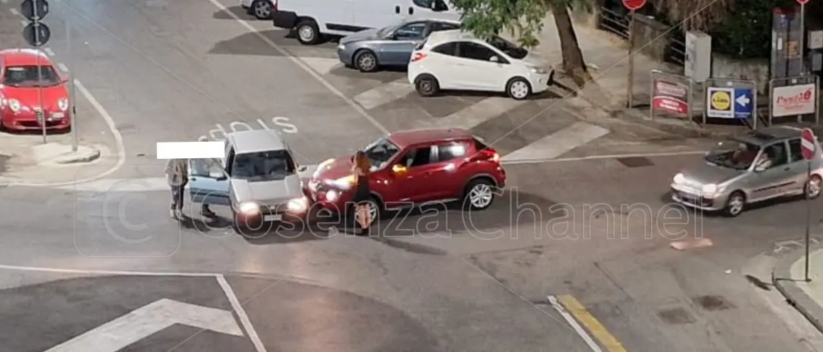Cosenza, scontro tra due auto in via della Repubblica