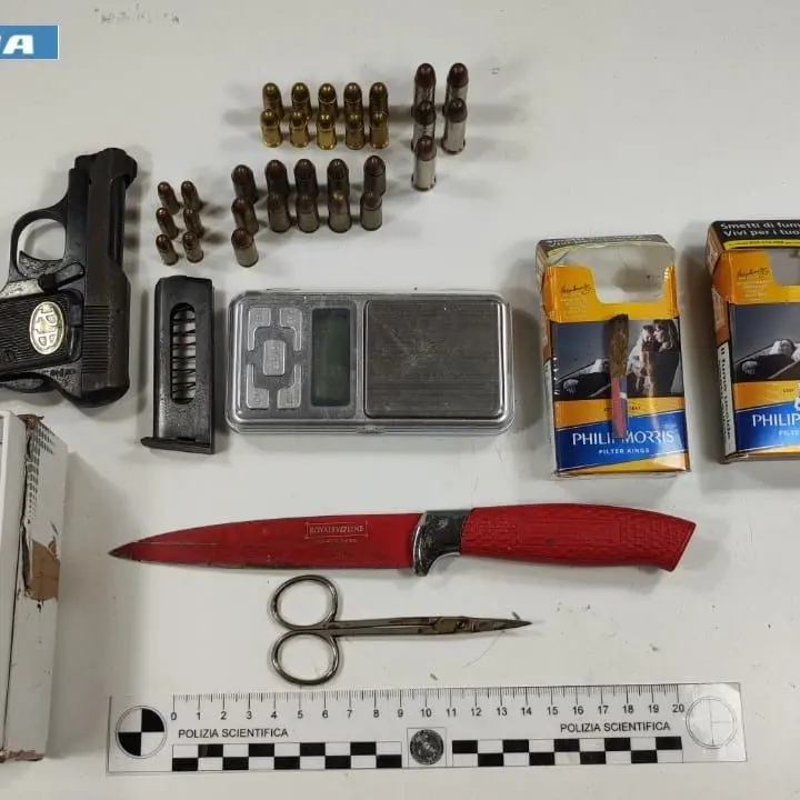 Arresto a Cosenza: arma clandestina e droga rinvenute in un appartamento