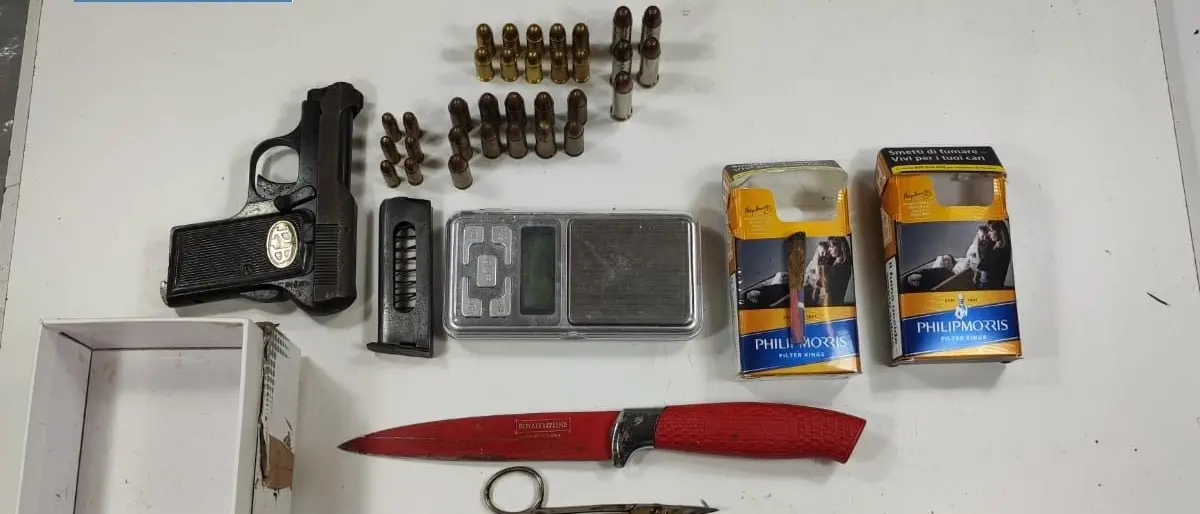 Arresto a Cosenza: arma clandestina e droga rinvenute in un appartamento
