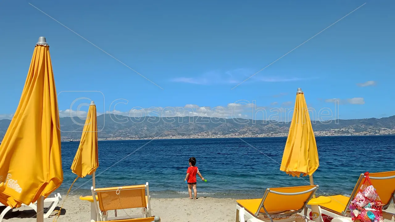Sulla costa orientale, una famiglia di quattro persone, mediamente spender\\u00E0 80-100 pranzo incluso. Sul Tirreno rincari medi di circa 5 euro per il mese di agosto rispetto a luglio